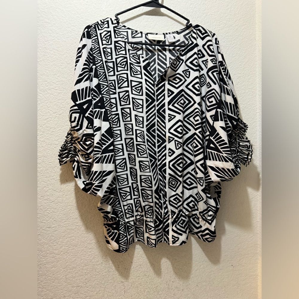 CHICOS size 0/ (6)black white oversize sleeved blouse with unique pattern